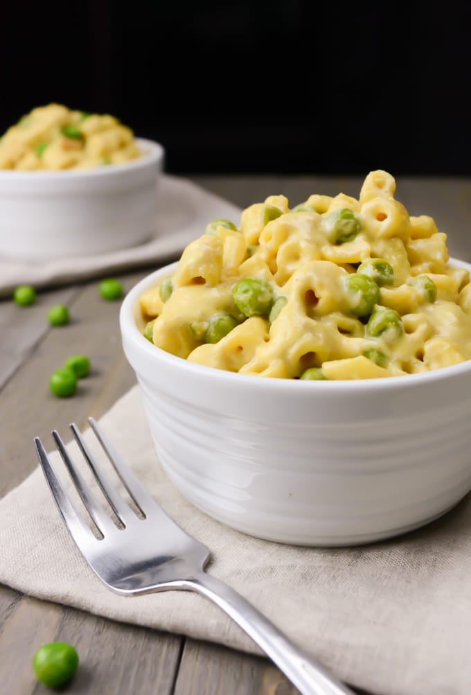 Creamy vegan mac and cheese with peas ready to eat.