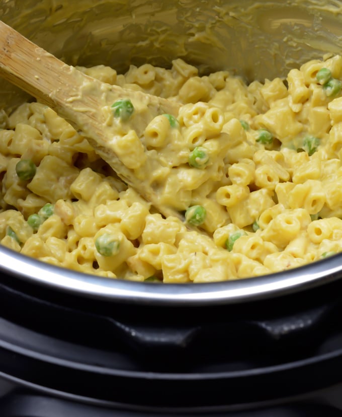 Creamy vegan mac and cheese in the Instant-Pot.