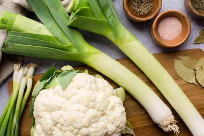 Cauliflower leek soup ingredients: 2 leeks, 1 large head of cauliflower and seasonings.