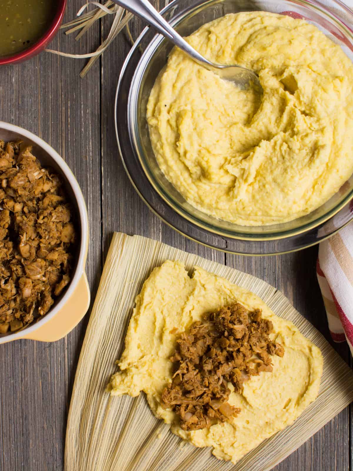 A corn husk topped with corn masa and jackfruit.